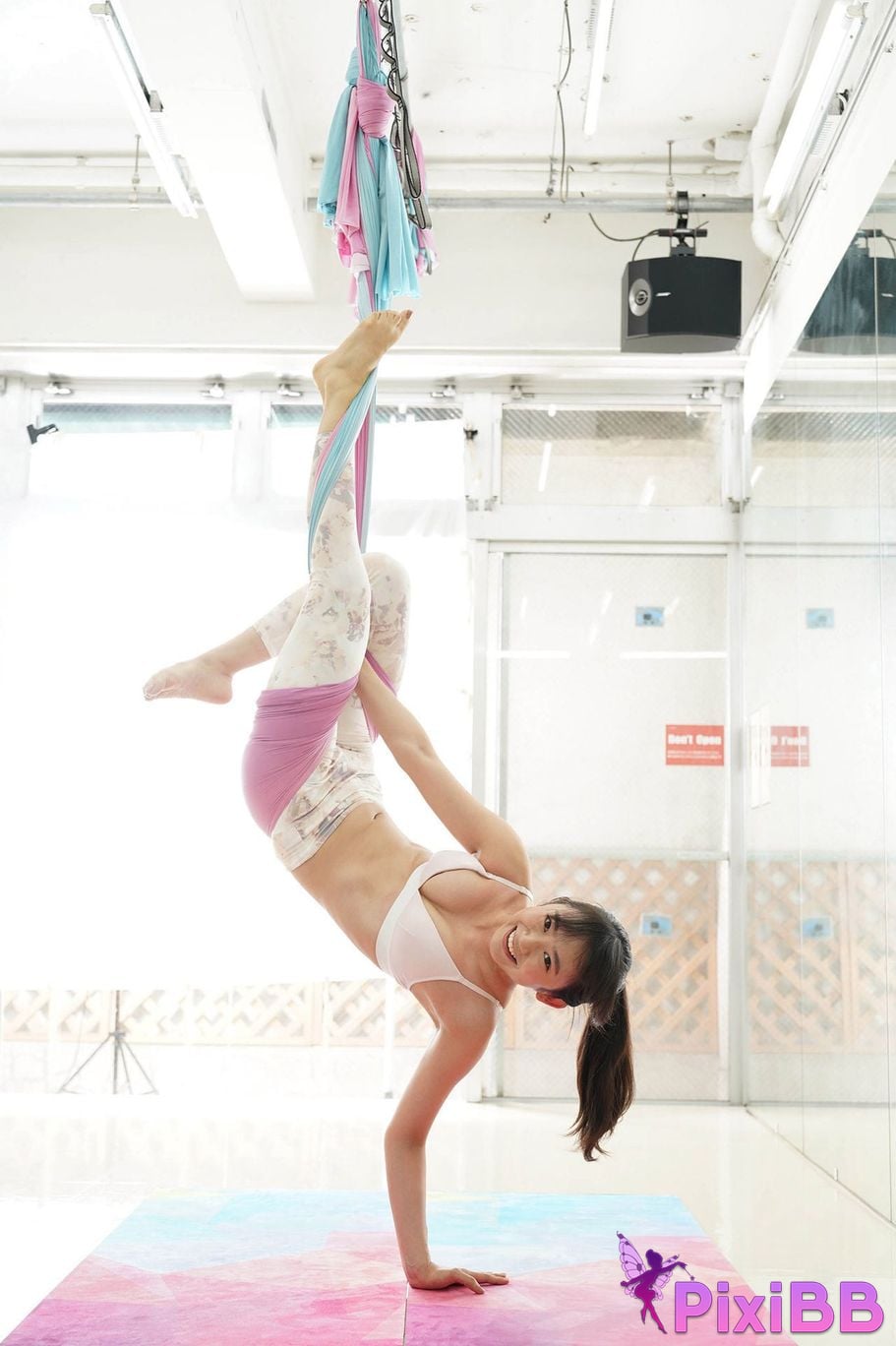 Japanese Idol Nanako Aizawa Gravure chan wants to go viral Yanmaga digital photo book PixiBB.COM 098