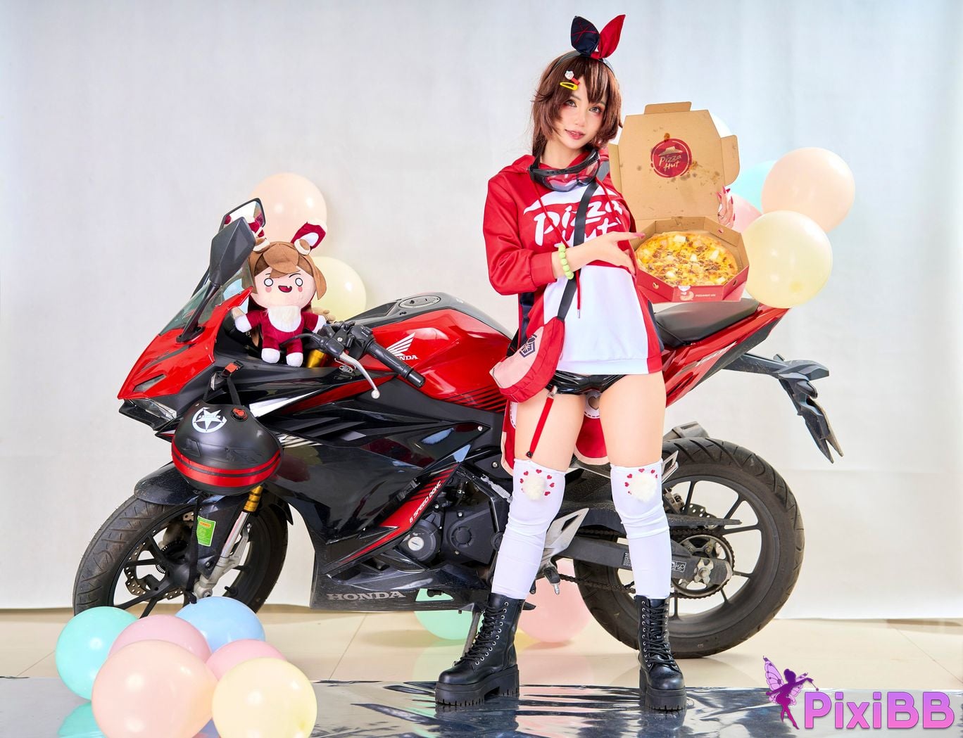 Cosplayer Joyce Lin Amber Pizza Genshin Impact PixiBB.COM 001