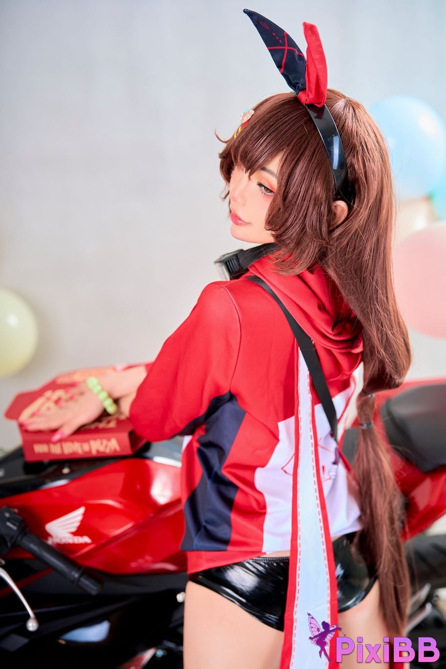 Cosplayer Joyce Lin Amber Pizza Genshin Impact PixiBB.COM 026