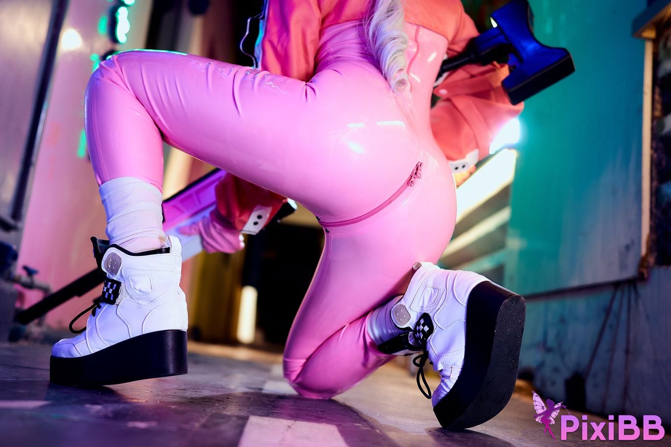 Cosplayer ZinieQ NIKKE Alice PixiBB.COM 011